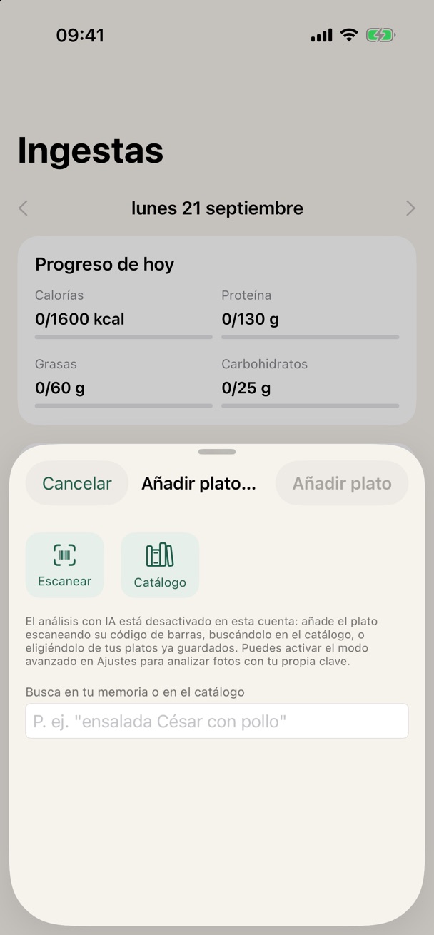 Hoja «Añadir plato» de la app para iPhone con los botones «Escanear» y «Catálogo», un aviso de que el análisis con IA está desactivado y un campo de búsqueda.