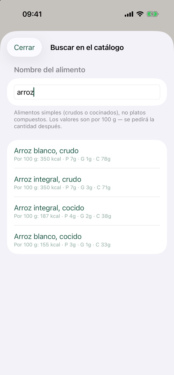 Búsqueda de «arroz» en el catálogo de la app para iPhone: cuatro alimentos con sus calorías y macronutrientes por 100 g.
