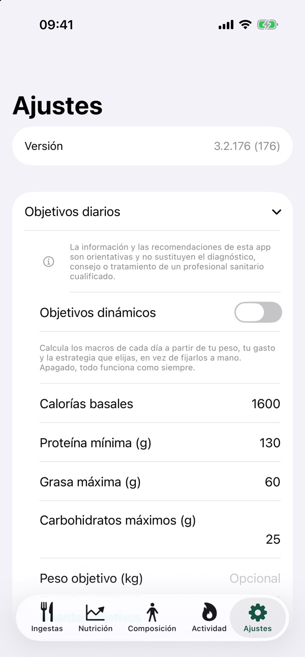 Ajustes de la app para iPhone con «Objetivos diarios» desplegado: aviso orientativo, «Objetivos dinámicos» apagado y los campos de objetivos editables.