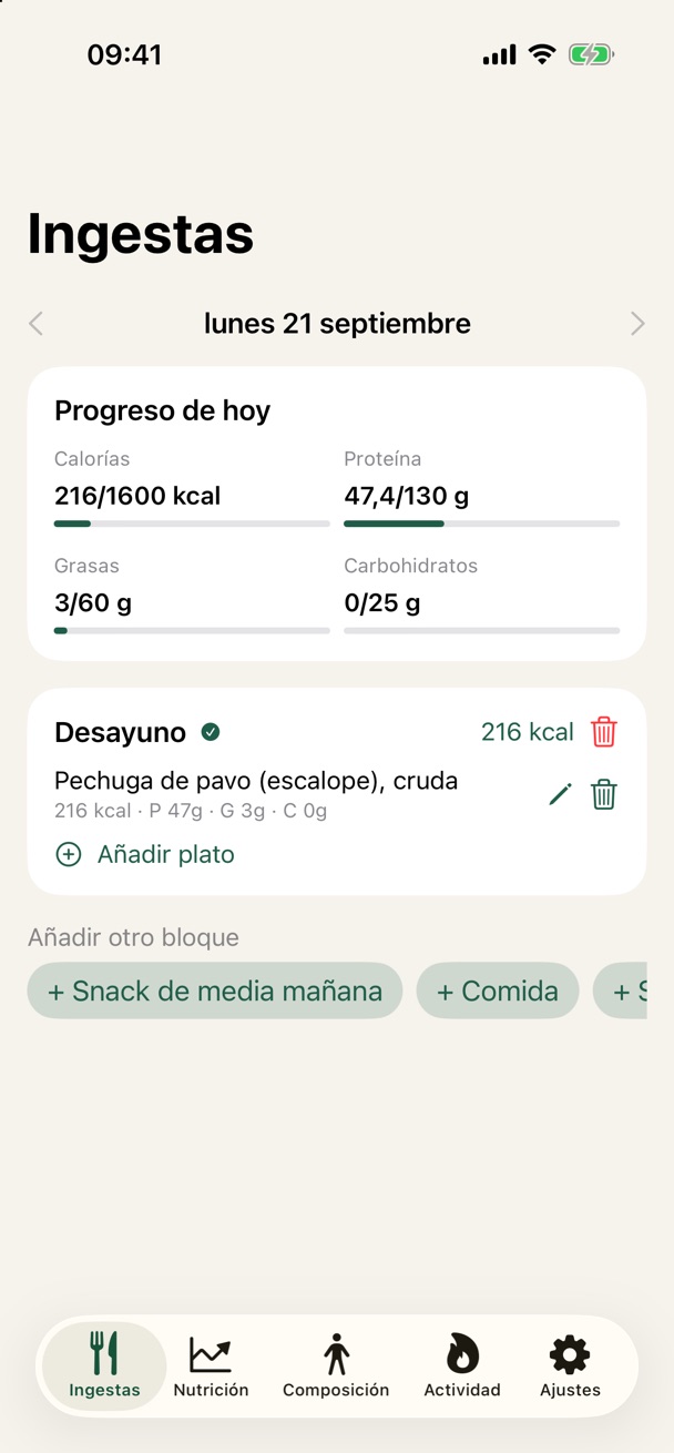 Pestaña Ingestas de la app para iPhone con un primer plato de ejemplo en el bloque Desayuno y el progreso del día actualizado.