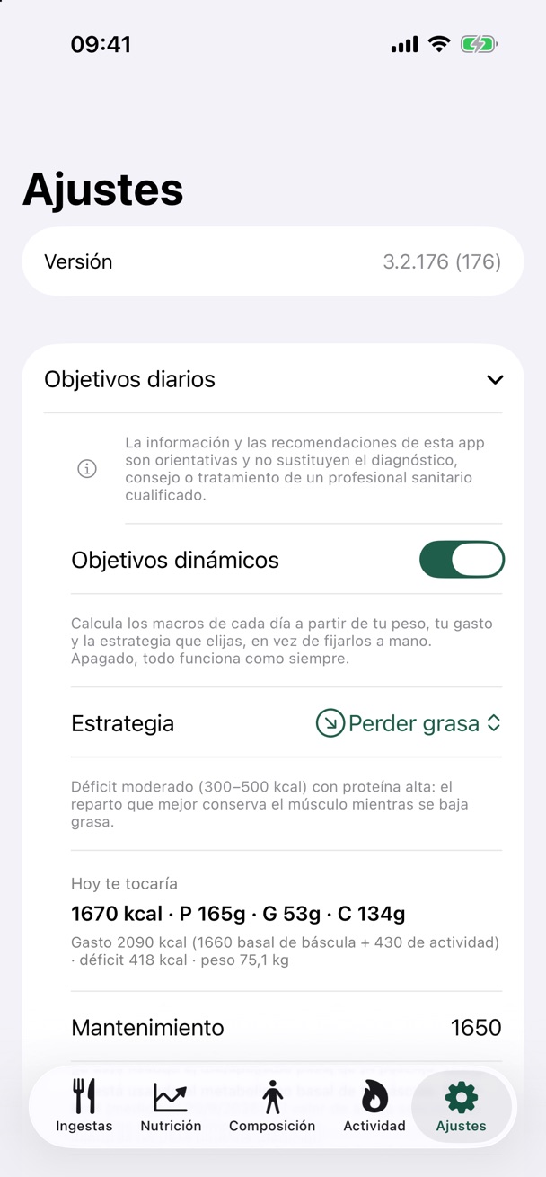 Pestaña Ajustes con datos de ejemplo: Objetivos diarios con objetivos dinámicos, la estrategia «Perder grasa» y las kcal y macros de hoy.