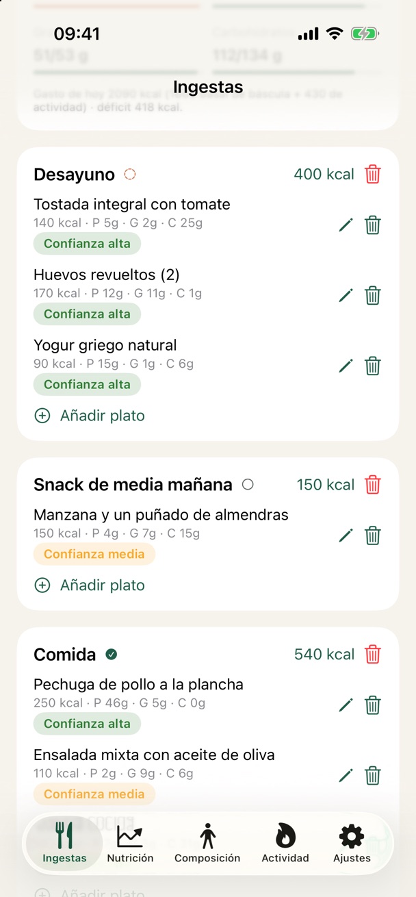 Pestaña Ingestas con datos de ejemplo: Desayuno, Snack de media mañana y Comida, con las kcal, los macros y la confianza de cada plato.